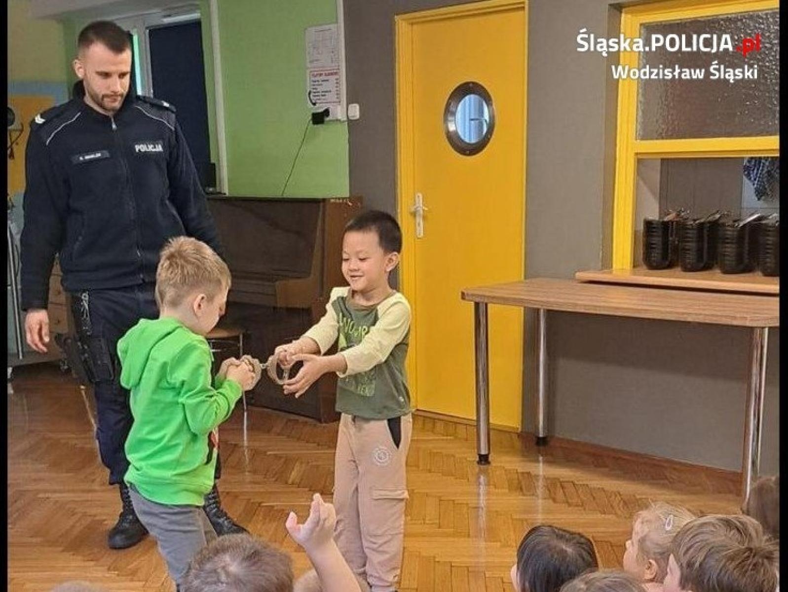 Zdjęcie w galerii na portalu naszwodzislaw.com: Przedszkolaki z wodzisławskiej Trójki spotkały się z policjantami wiadomości z regionu