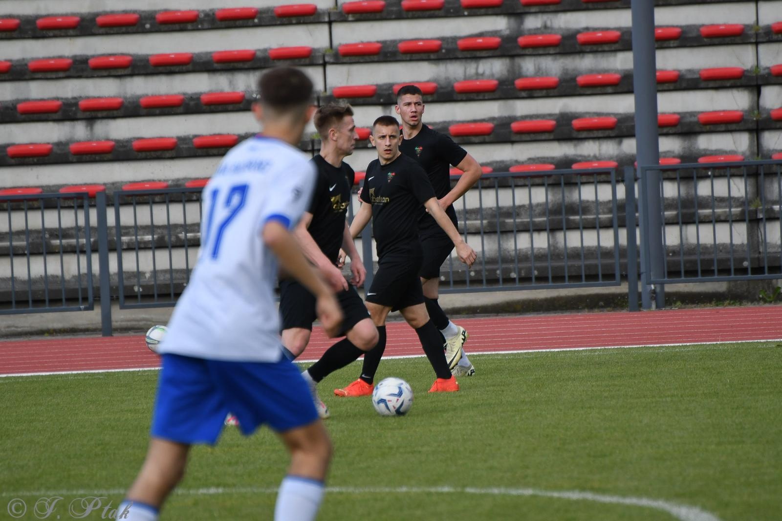 Zdjęcie w galerii na portalu naszwodzislaw.com: Czarni Gorzyce bez punktów w Raciborzu [FOTO] wiadomości z regionu