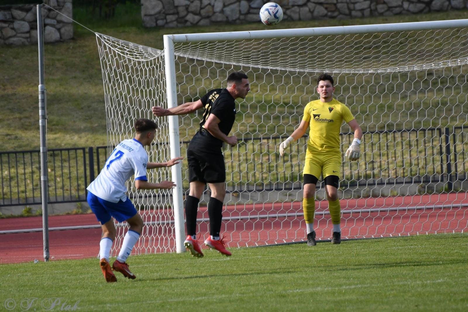 Zdjęcie w galerii na portalu naszwodzislaw.com: Czarni Gorzyce bez punktów w Raciborzu [FOTO] wiadomości z regionu