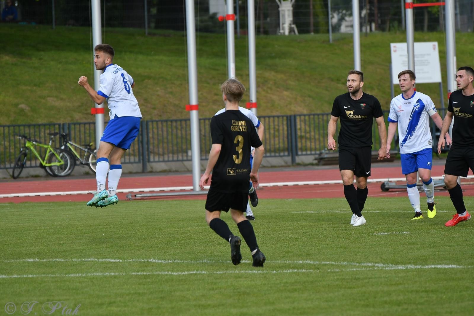 Zdjęcie w galerii na portalu naszwodzislaw.com: Czarni Gorzyce bez punktów w Raciborzu [FOTO] wiadomości z regionu