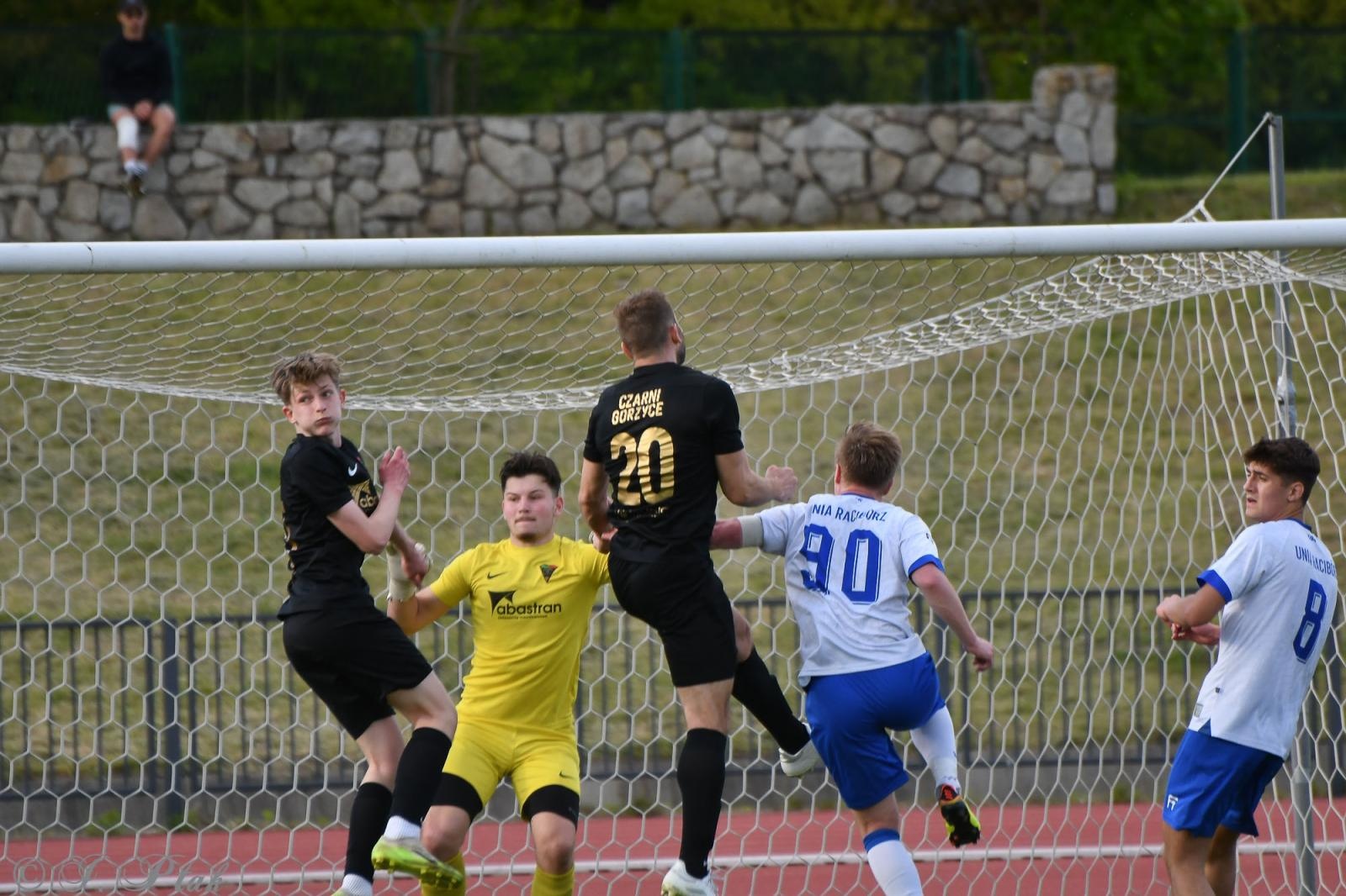 Zdjęcie w galerii na portalu naszwodzislaw.com: Czarni Gorzyce bez punktów w Raciborzu [FOTO] wiadomości z regionu