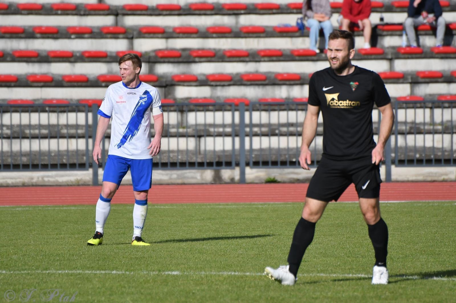 Zdjęcie w galerii na portalu naszwodzislaw.com: Czarni Gorzyce bez punktów w Raciborzu [FOTO] wiadomości z regionu