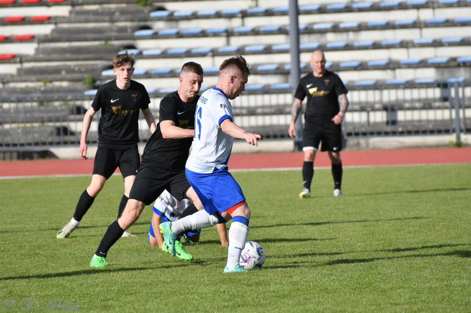 Zdjęcie w galerii na portalu naszwodzislaw.com: Czarni Gorzyce bez punktów w Raciborzu [FOTO] wiadomości z regionu