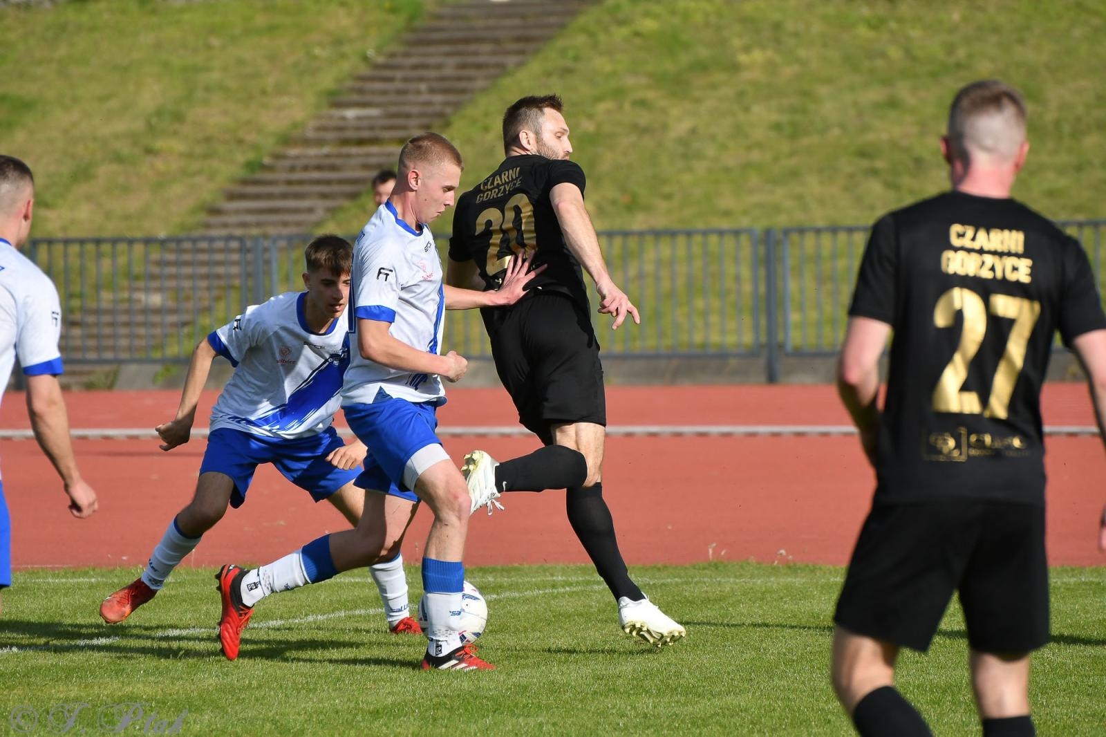Zdjęcie w galerii na portalu naszwodzislaw.com: Czarni Gorzyce bez punktów w Raciborzu [FOTO] wiadomości z regionu