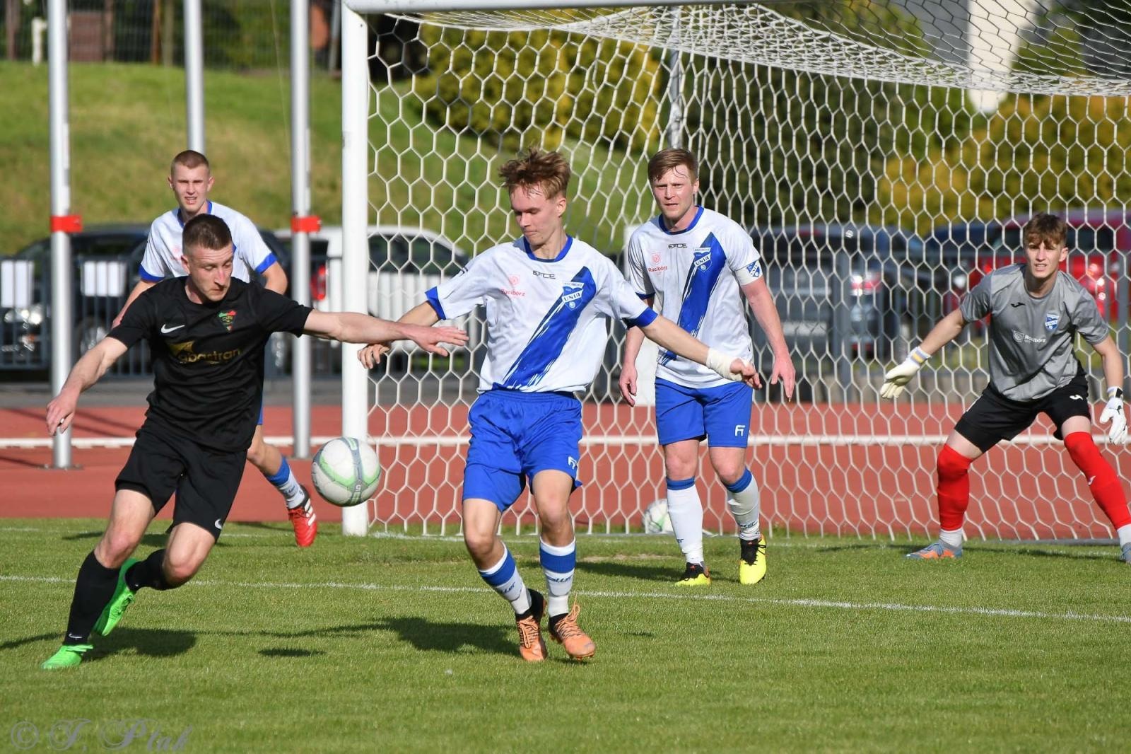 Zdjęcie w galerii na portalu naszwodzislaw.com: Czarni Gorzyce bez punktów w Raciborzu [FOTO] wiadomości z regionu