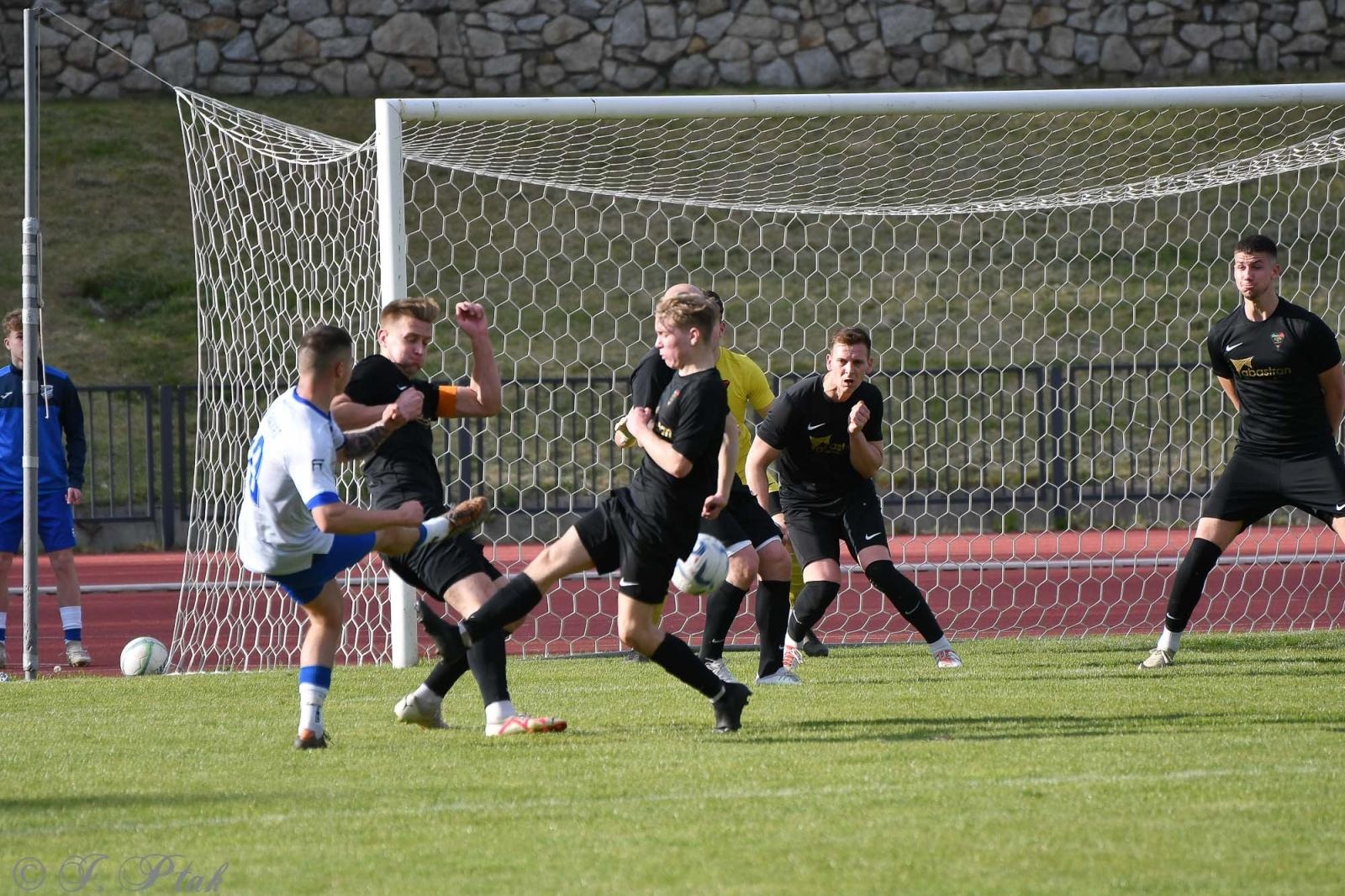 Zdjęcie w galerii na portalu naszwodzislaw.com: Czarni Gorzyce bez punktów w Raciborzu [FOTO] wiadomości z regionu