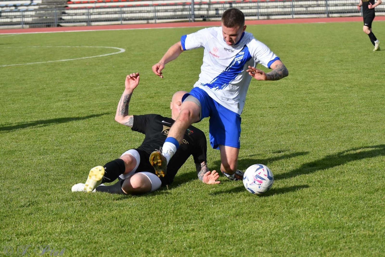 Zdjęcie w galerii na portalu naszwodzislaw.com: Czarni Gorzyce bez punktów w Raciborzu [FOTO] wiadomości z regionu