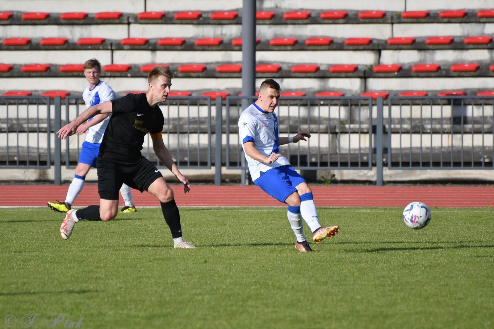 Zdjęcie w galerii na portalu naszwodzislaw.com: Czarni Gorzyce bez punktów w Raciborzu [FOTO] wiadomości z regionu