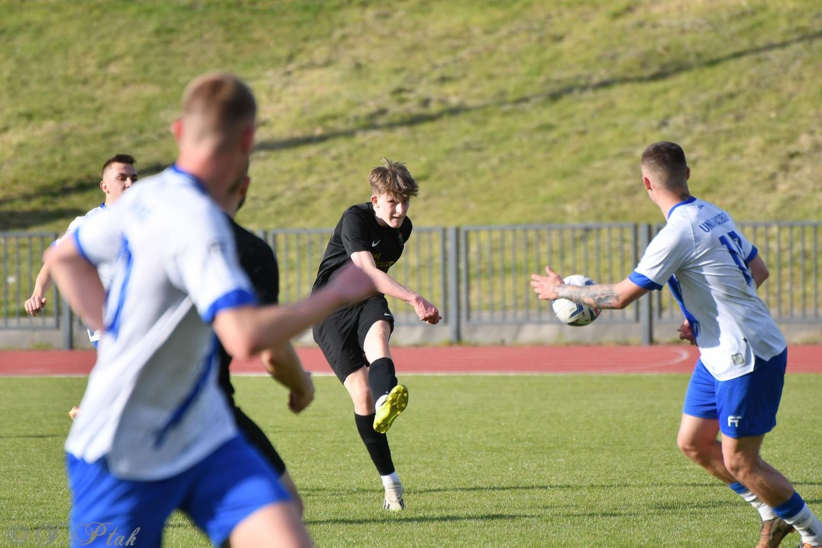 Zdjęcie w galerii na portalu naszwodzislaw.com: Czarni Gorzyce bez punktów w Raciborzu [FOTO] wiadomości z regionu