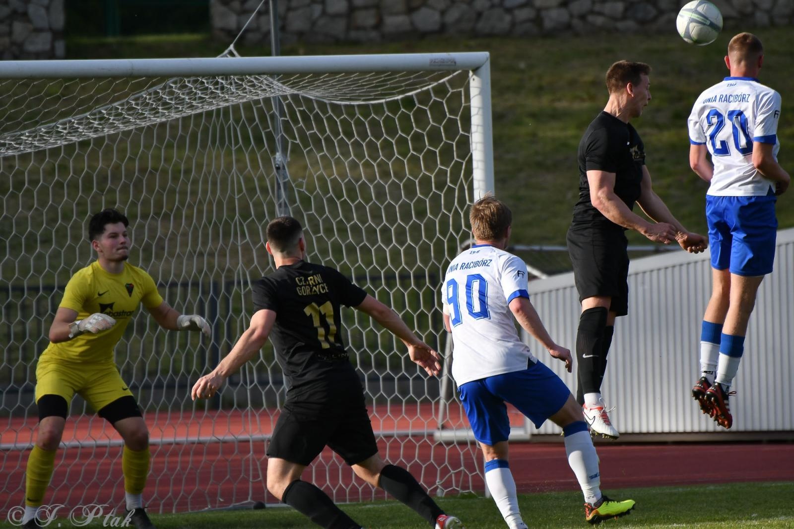 Zdjęcie w galerii na portalu naszwodzislaw.com: Czarni Gorzyce bez punktów w Raciborzu [FOTO] wiadomości z regionu
