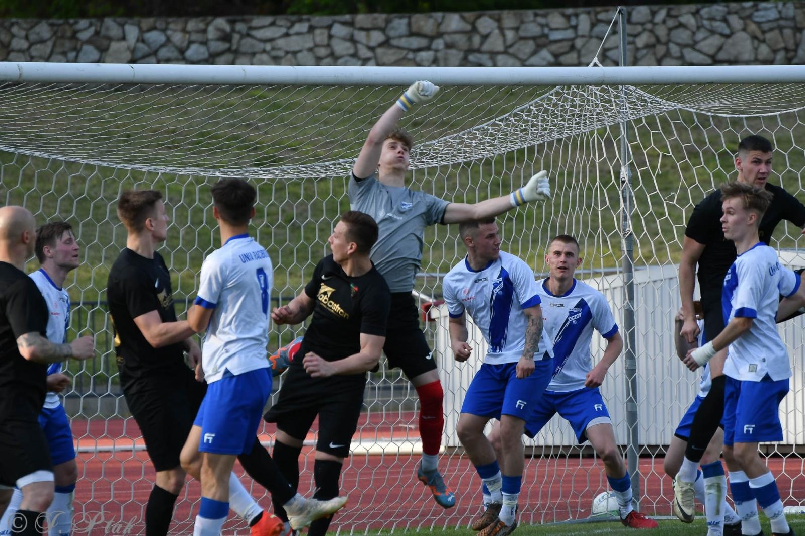 Zdjęcie w galerii na portalu naszwodzislaw.com: Czarni Gorzyce bez punktów w Raciborzu [FOTO] wiadomości z regionu