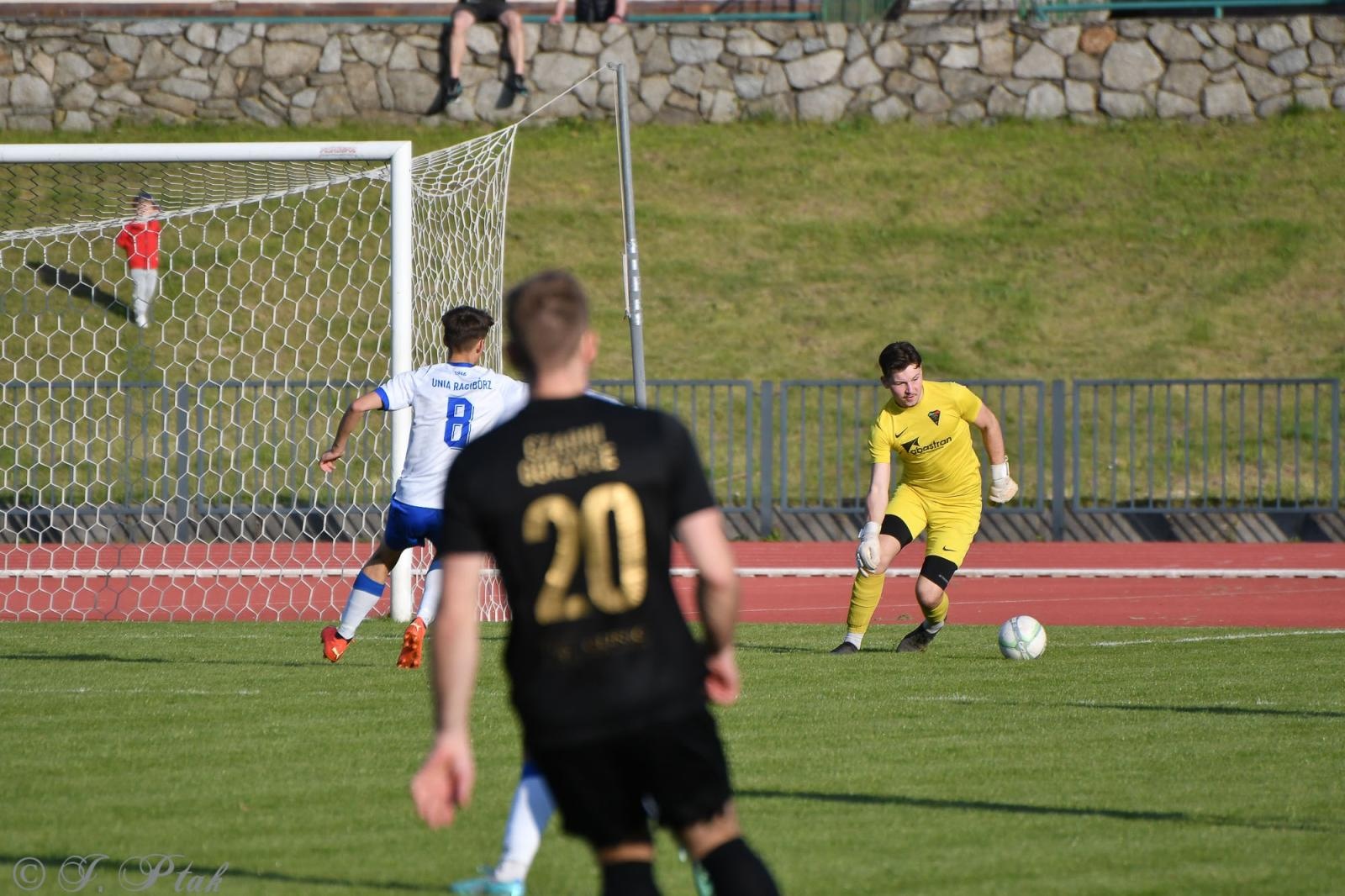 Zdjęcie w galerii na portalu naszwodzislaw.com: Czarni Gorzyce bez punktów w Raciborzu [FOTO] wiadomości z regionu