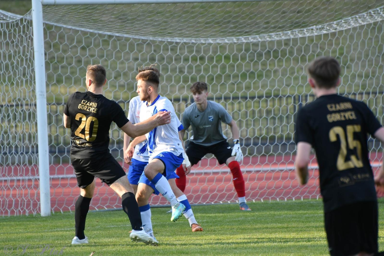 Zdjęcie w galerii na portalu naszwodzislaw.com: Czarni Gorzyce bez punktów w Raciborzu [FOTO] wiadomości z regionu