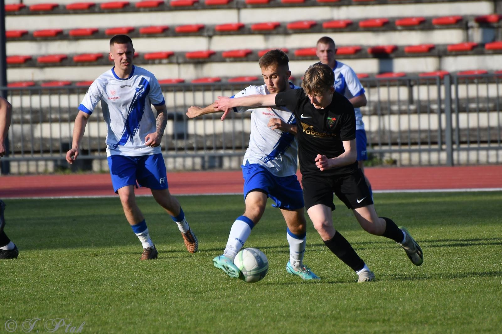 Zdjęcie w galerii na portalu naszwodzislaw.com: Czarni Gorzyce bez punktów w Raciborzu [FOTO] wiadomości z regionu