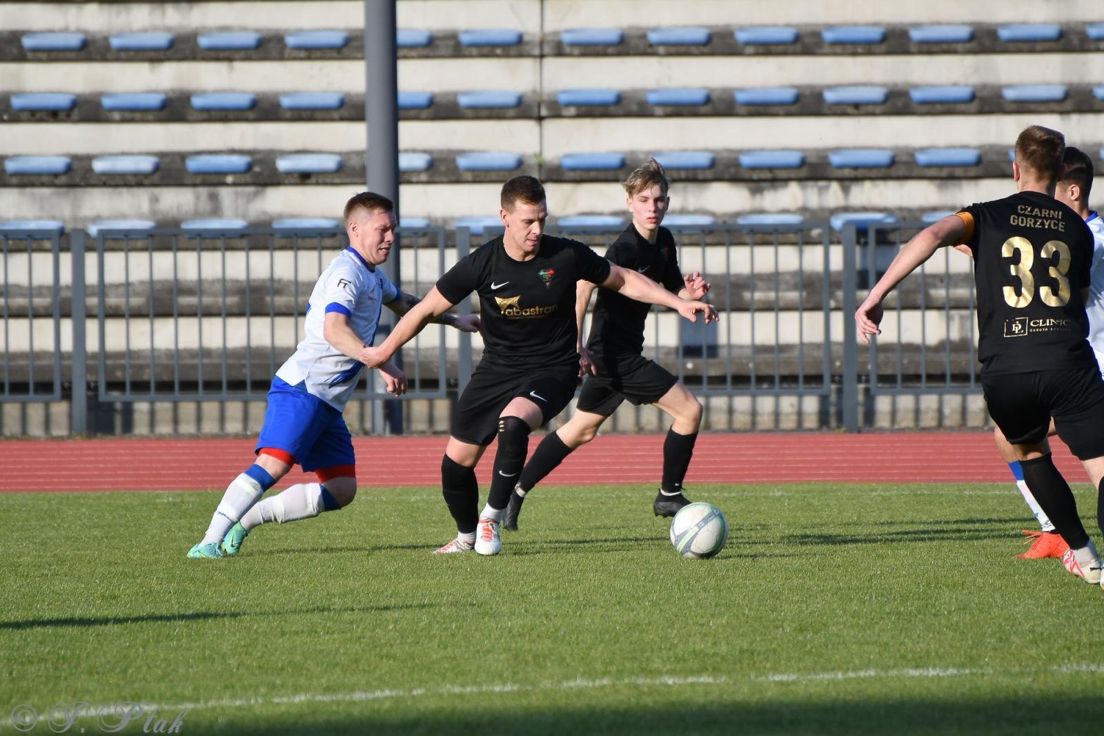 Zdjęcie w galerii na portalu naszwodzislaw.com: Czarni Gorzyce bez punktów w Raciborzu [FOTO] wiadomości z regionu
