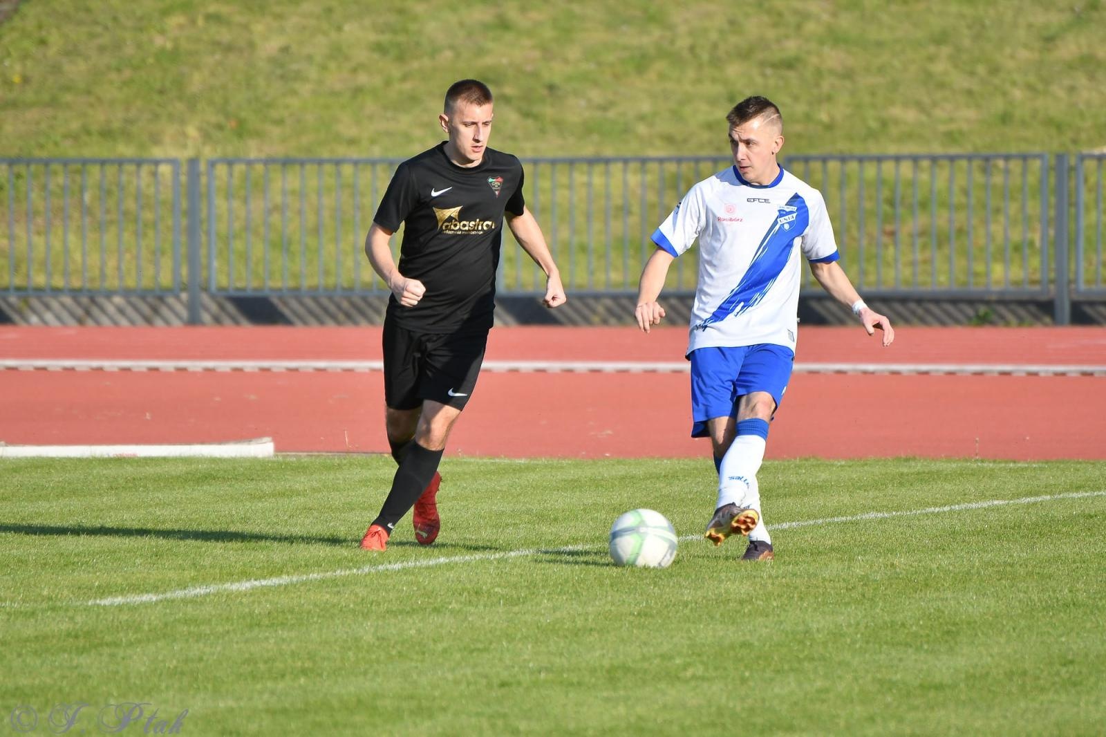 Zdjęcie w galerii na portalu naszwodzislaw.com: Czarni Gorzyce bez punktów w Raciborzu [FOTO] wiadomości z regionu