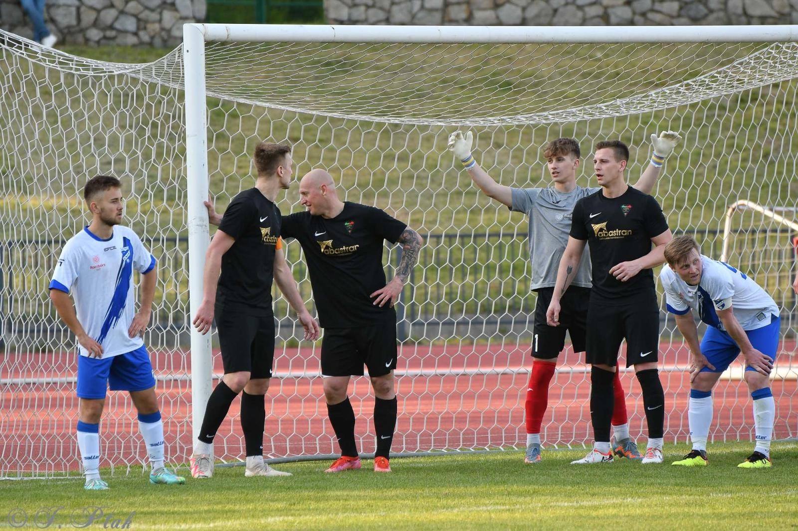 Zdjęcie w galerii na portalu naszwodzislaw.com: Czarni Gorzyce bez punktów w Raciborzu [FOTO] wiadomości z regionu