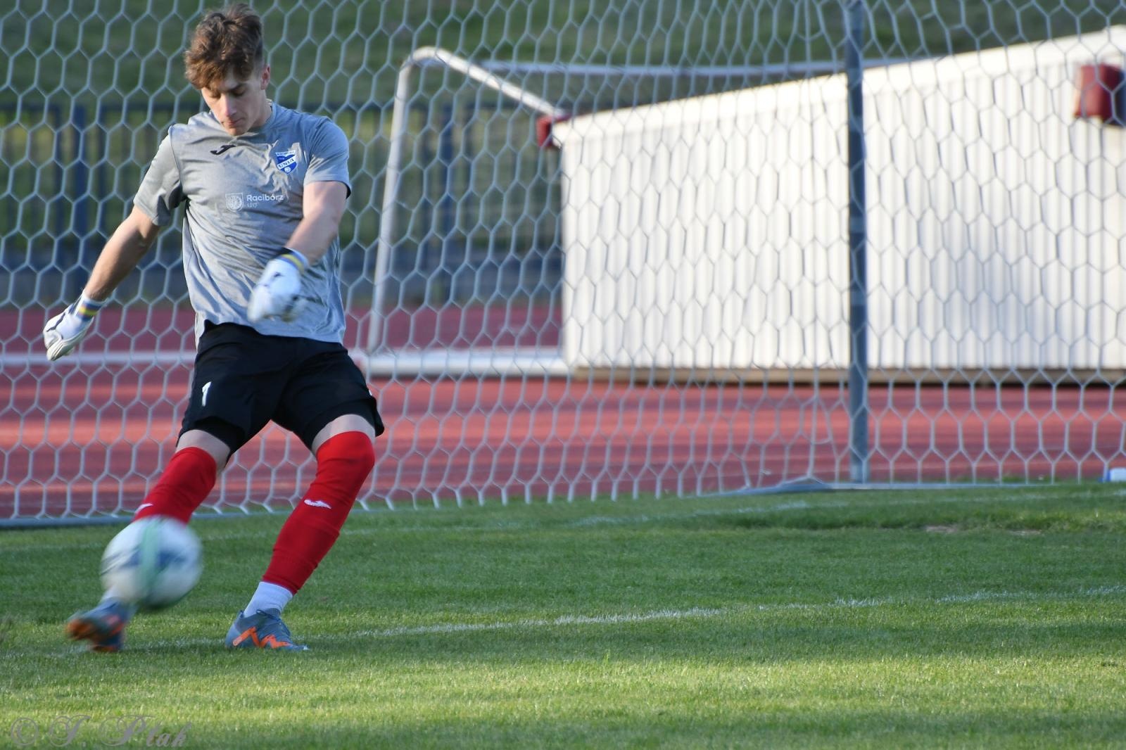 Zdjęcie w galerii na portalu naszwodzislaw.com: Czarni Gorzyce bez punktów w Raciborzu [FOTO] wiadomości z regionu