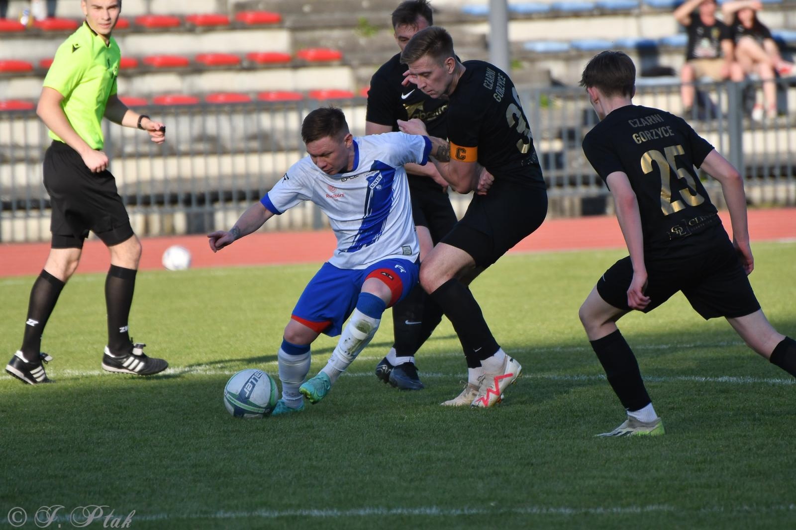 Zdjęcie w galerii na portalu naszwodzislaw.com: Czarni Gorzyce bez punktów w Raciborzu [FOTO] wiadomości z regionu