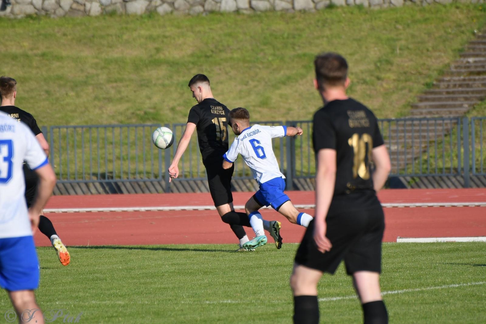 Zdjęcie w galerii na portalu naszwodzislaw.com: Czarni Gorzyce bez punktów w Raciborzu [FOTO] wiadomości z regionu