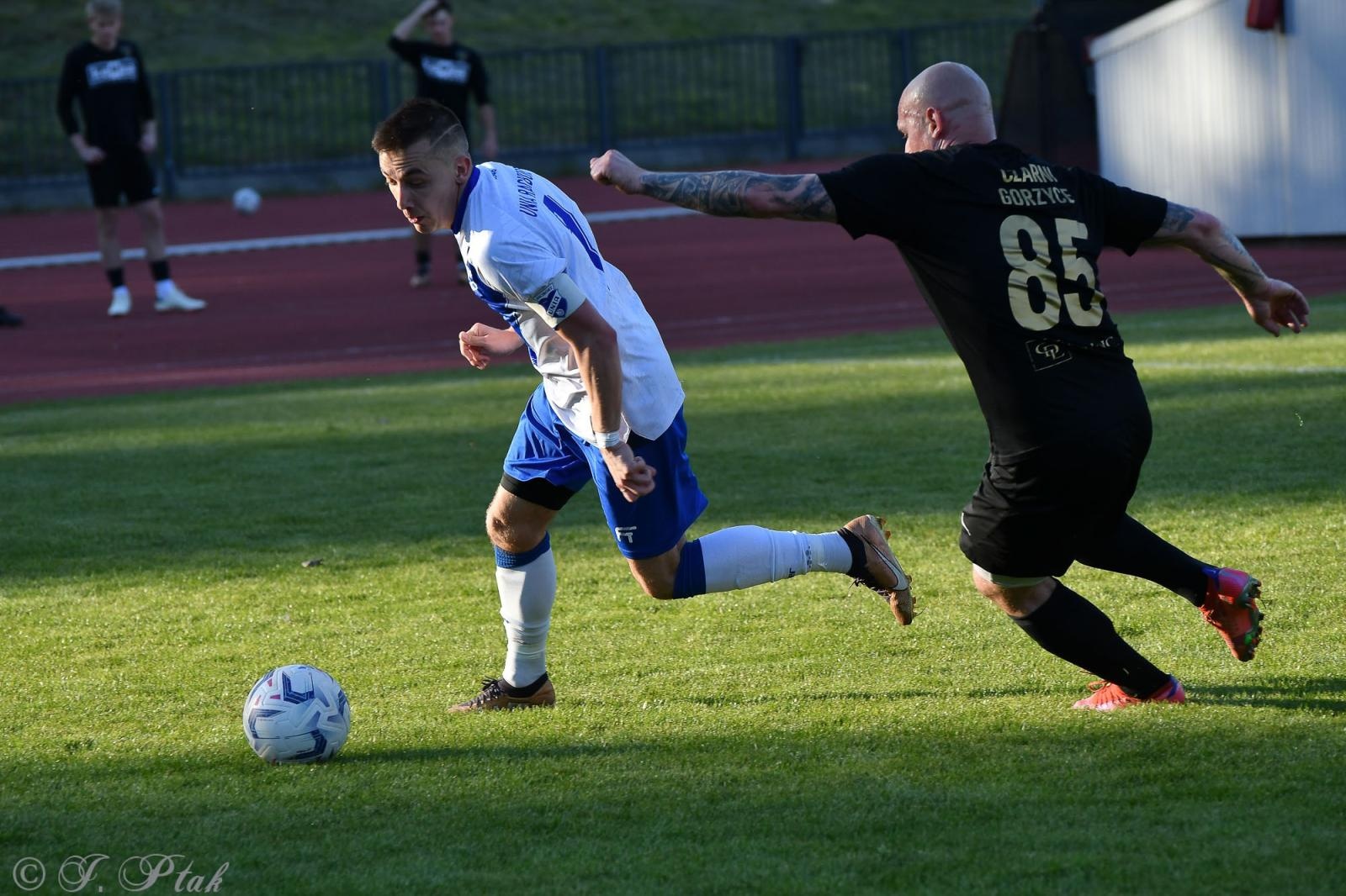 Zdjęcie w galerii na portalu naszwodzislaw.com: Czarni Gorzyce bez punktów w Raciborzu [FOTO] wiadomości z regionu