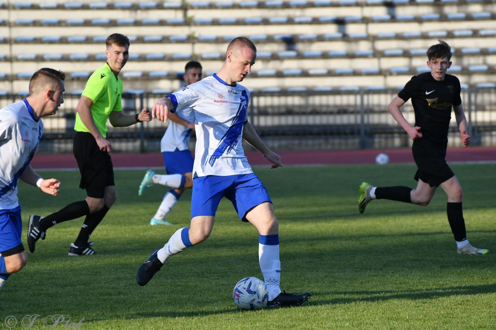 Zdjęcie w galerii na portalu naszwodzislaw.com: Czarni Gorzyce bez punktów w Raciborzu [FOTO] wiadomości z regionu