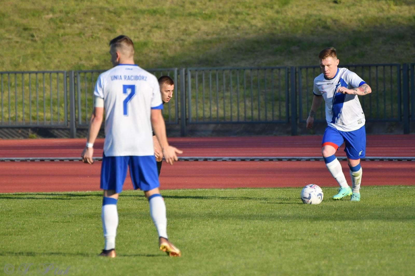 Zdjęcie w galerii na portalu naszwodzislaw.com: Czarni Gorzyce bez punktów w Raciborzu [FOTO] wiadomości z regionu