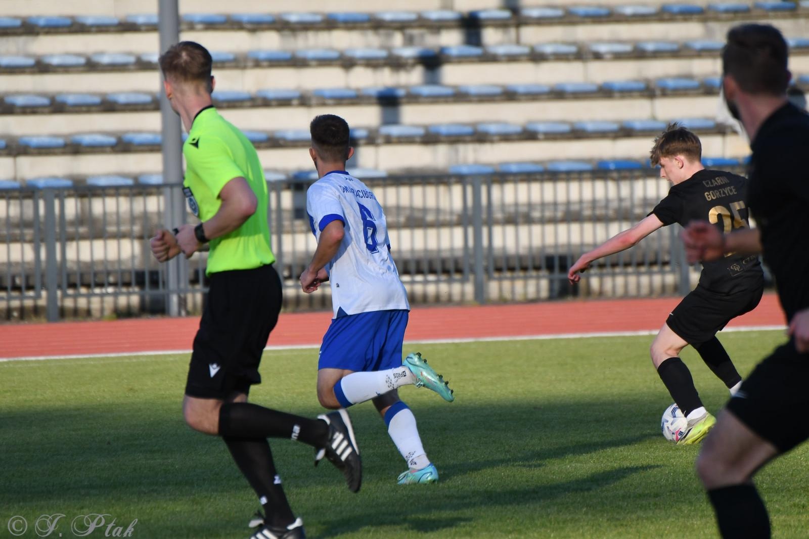 Zdjęcie w galerii na portalu naszwodzislaw.com: Czarni Gorzyce bez punktów w Raciborzu [FOTO] wiadomości z regionu