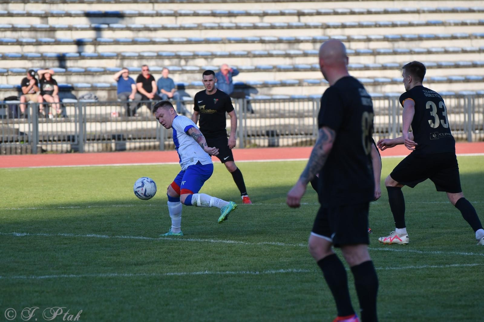 Zdjęcie w galerii na portalu naszwodzislaw.com: Czarni Gorzyce bez punktów w Raciborzu [FOTO] wiadomości z regionu