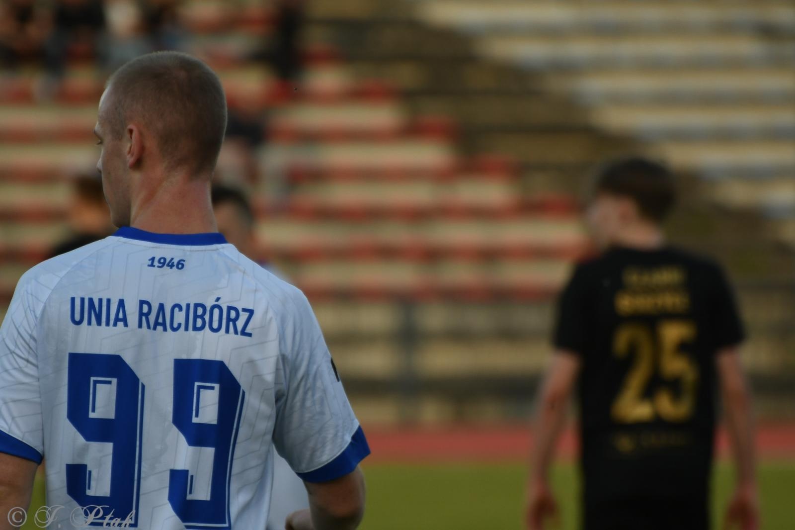 Zdjęcie w galerii na portalu naszwodzislaw.com: Czarni Gorzyce bez punktów w Raciborzu [FOTO] wiadomości z regionu