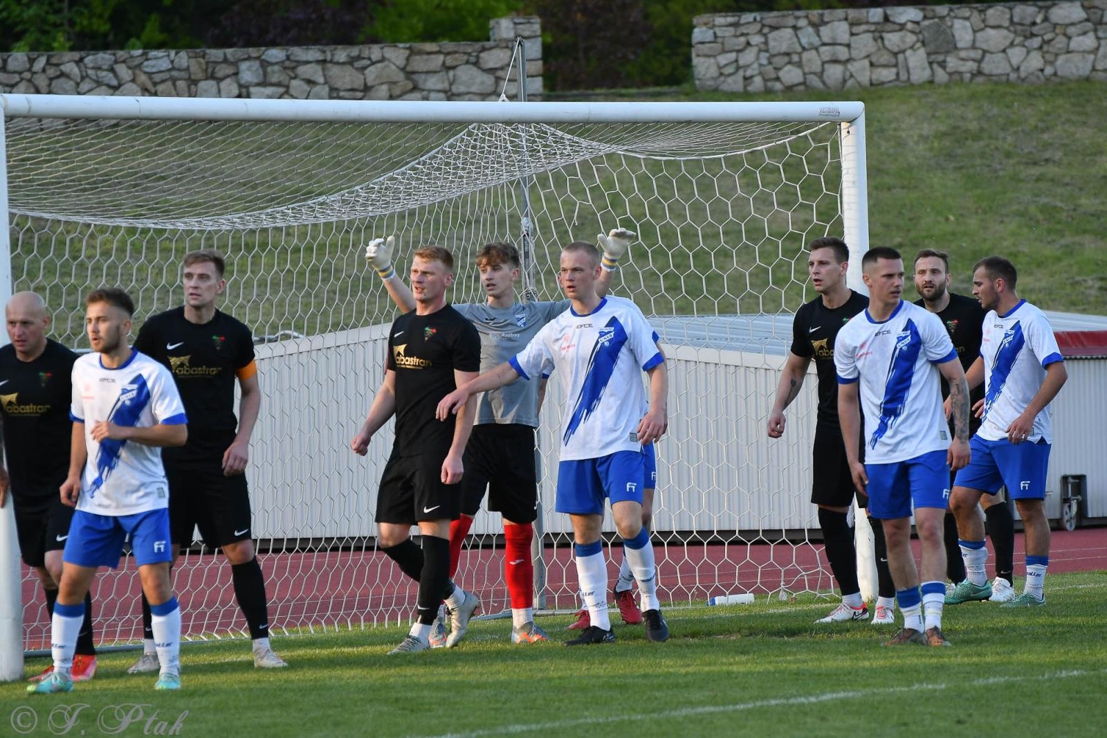 Zdjęcie w galerii na portalu naszwodzislaw.com: Czarni Gorzyce bez punktów w Raciborzu [FOTO] wiadomości z regionu