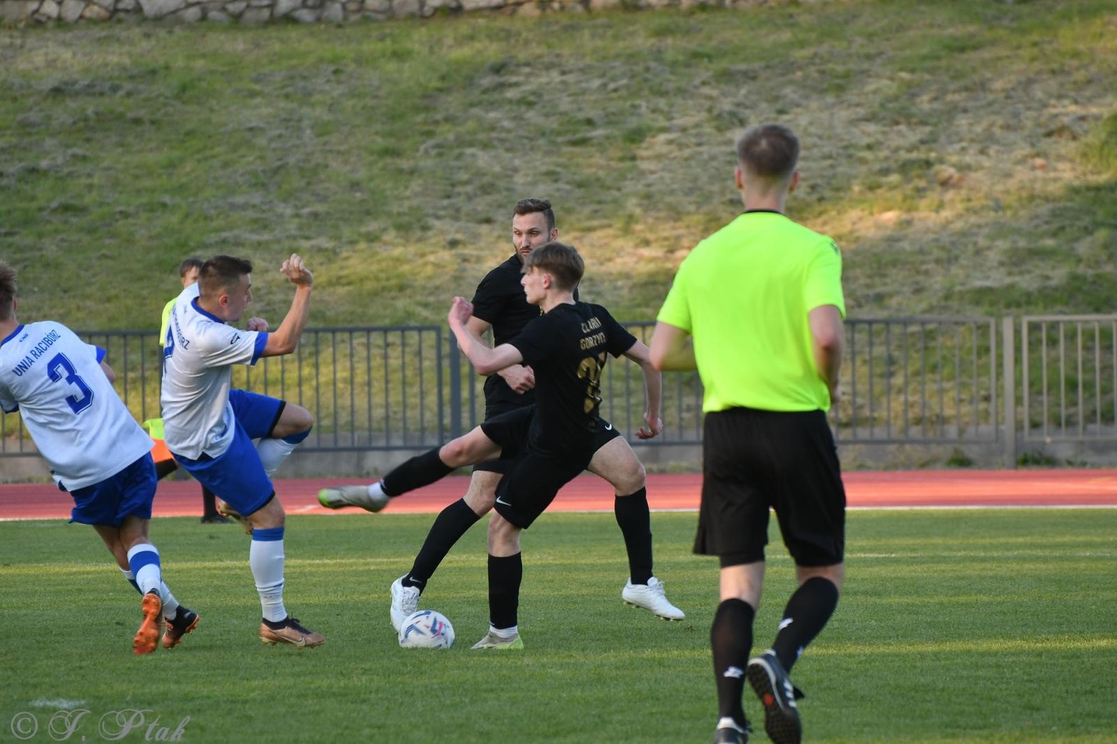 Zdjęcie w galerii na portalu naszwodzislaw.com: Czarni Gorzyce bez punktów w Raciborzu [FOTO] wiadomości z regionu