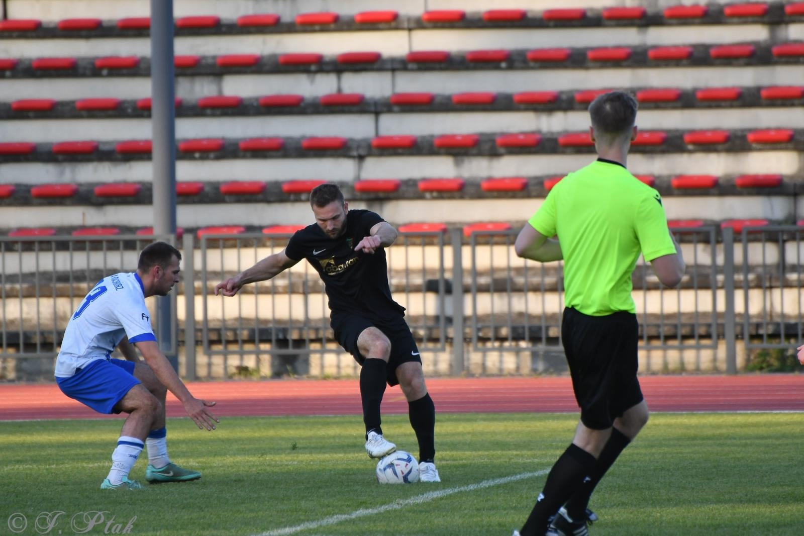 Zdjęcie w galerii na portalu naszwodzislaw.com: Czarni Gorzyce bez punktów w Raciborzu [FOTO] wiadomości z regionu
