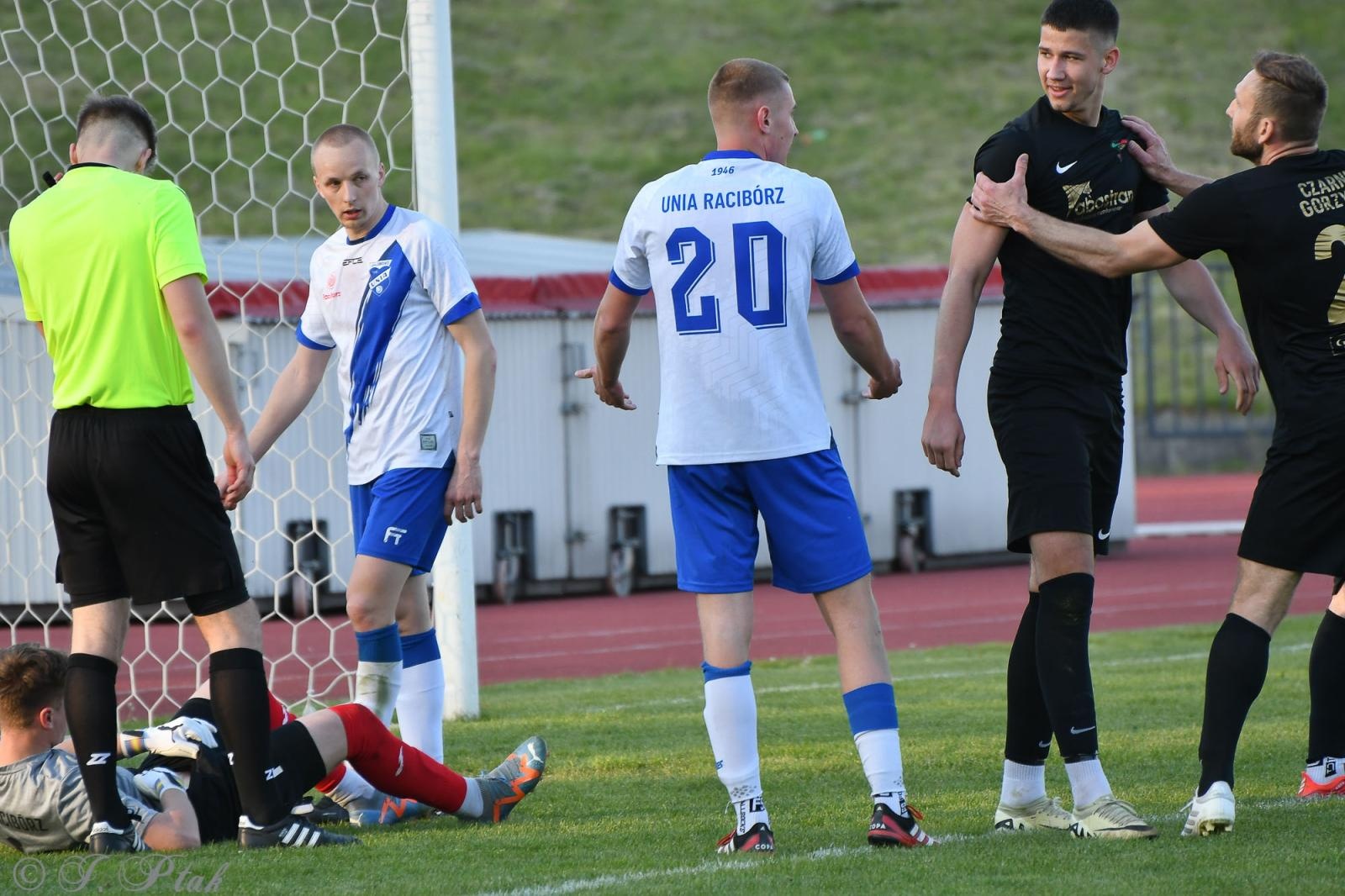 Zdjęcie w galerii na portalu naszwodzislaw.com: Czarni Gorzyce bez punktów w Raciborzu [FOTO] wiadomości z regionu