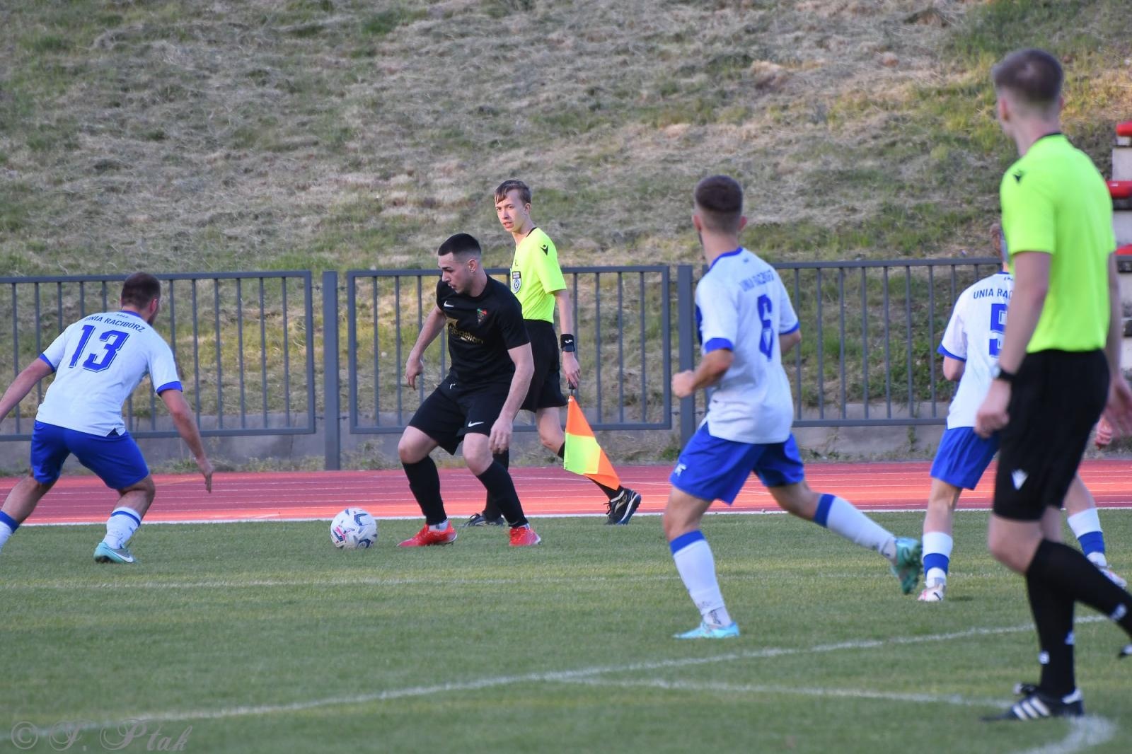 Zdjęcie w galerii na portalu naszwodzislaw.com: Czarni Gorzyce bez punktów w Raciborzu [FOTO] wiadomości z regionu