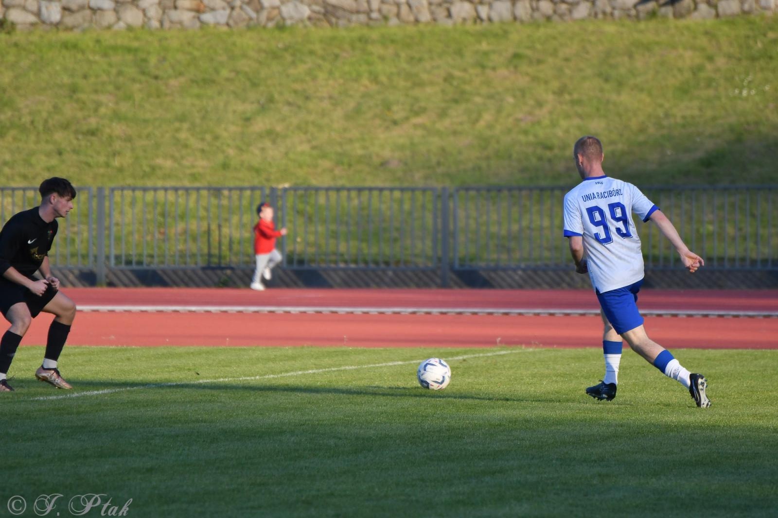Zdjęcie w galerii na portalu naszwodzislaw.com: Czarni Gorzyce bez punktów w Raciborzu [FOTO] wiadomości z regionu