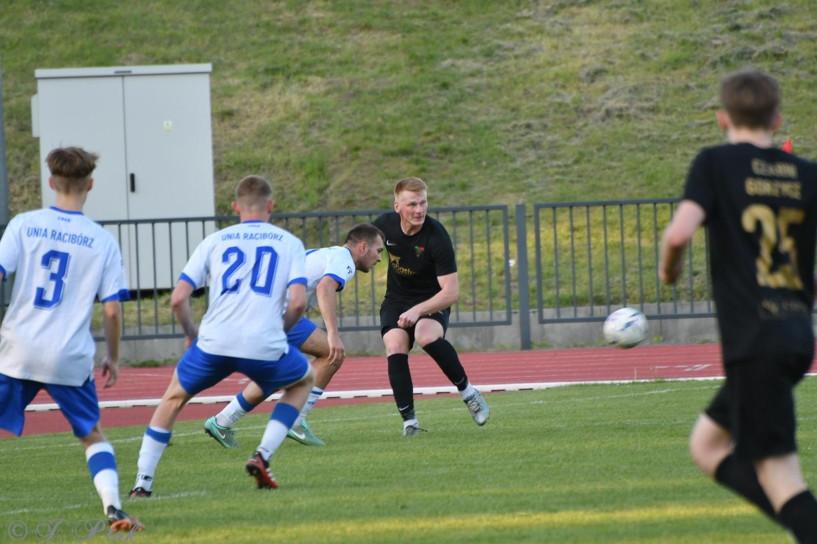 Zdjęcie w galerii na portalu naszwodzislaw.com: Czarni Gorzyce bez punktów w Raciborzu [FOTO] wiadomości z regionu