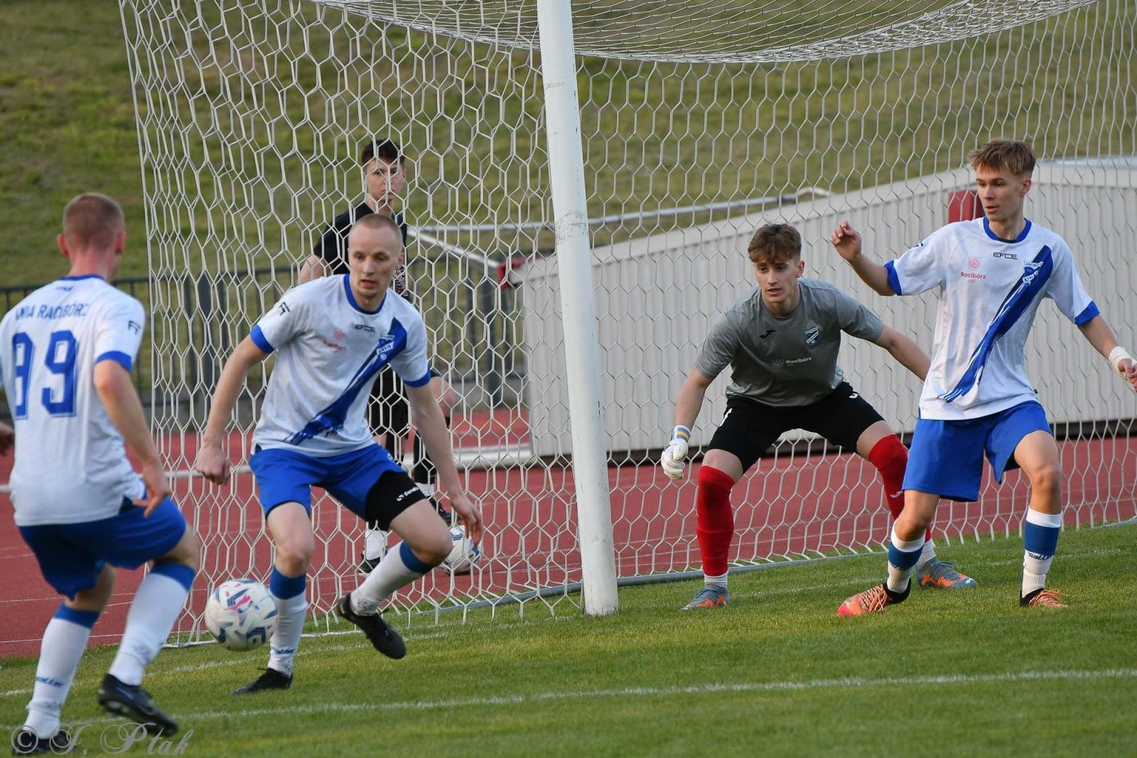 Zdjęcie w galerii na portalu naszwodzislaw.com: Czarni Gorzyce bez punktów w Raciborzu [FOTO] wiadomości z regionu