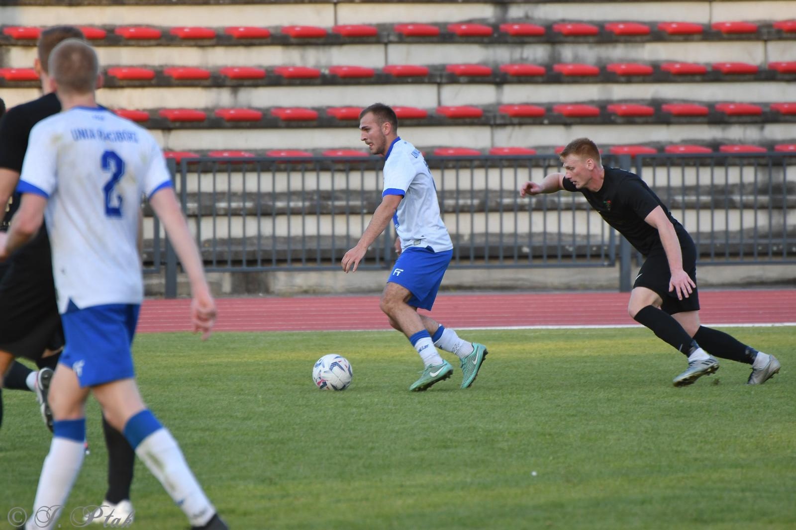 Zdjęcie w galerii na portalu naszwodzislaw.com: Czarni Gorzyce bez punktów w Raciborzu [FOTO] wiadomości z regionu