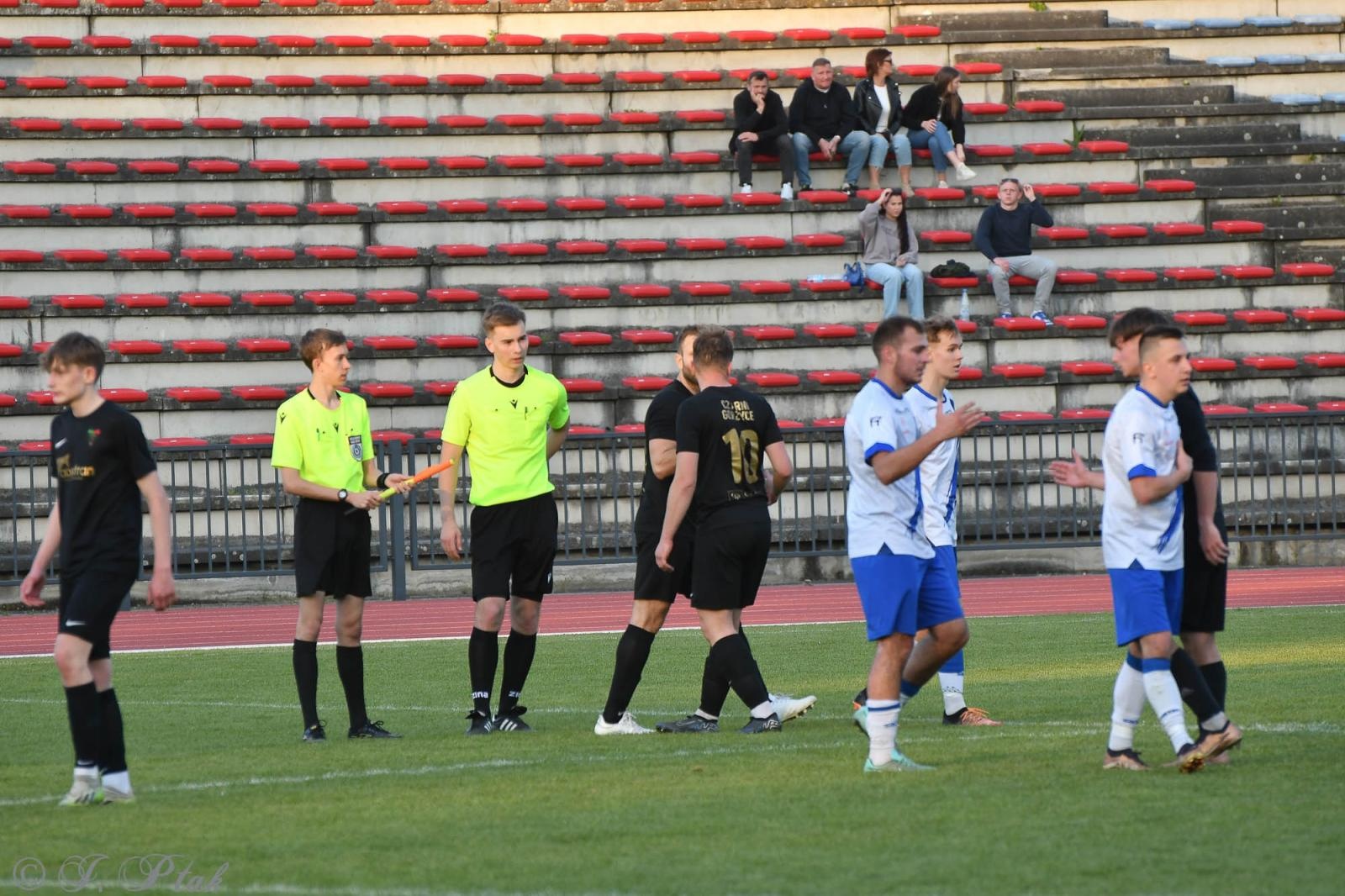 Zdjęcie w galerii na portalu naszwodzislaw.com: Czarni Gorzyce bez punktów w Raciborzu [FOTO] wiadomości z regionu