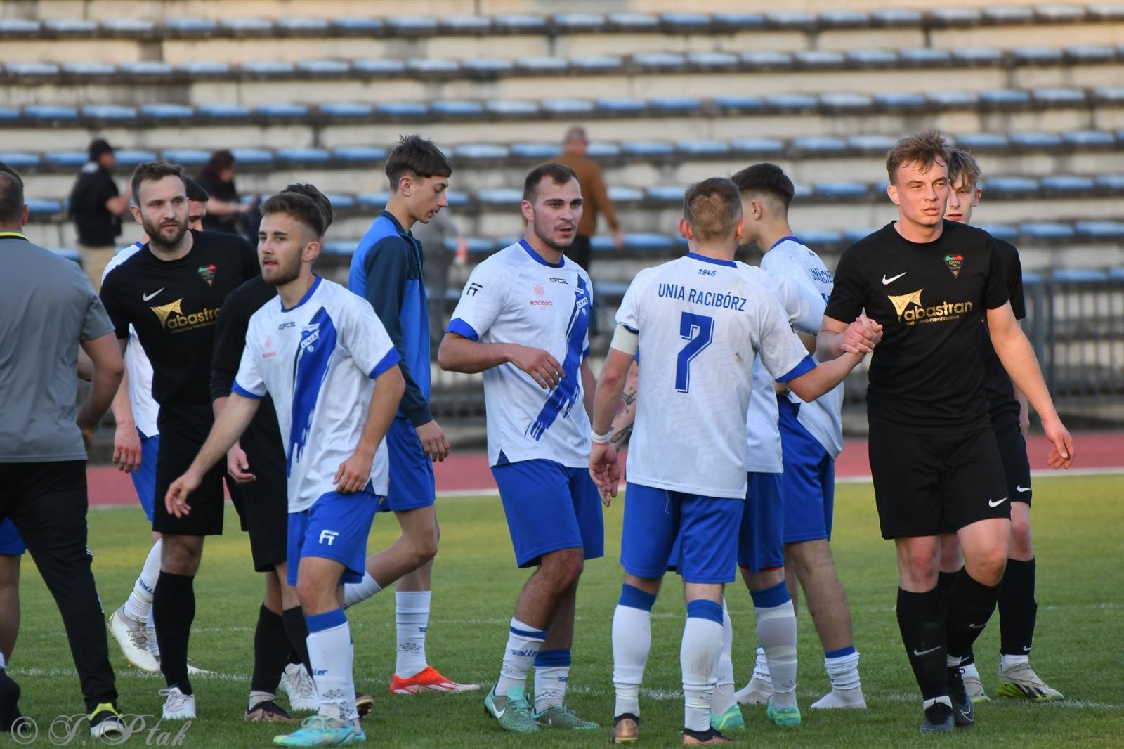 Zdjęcie w galerii na portalu naszwodzislaw.com: Czarni Gorzyce bez punktów w Raciborzu [FOTO] wiadomości z regionu
