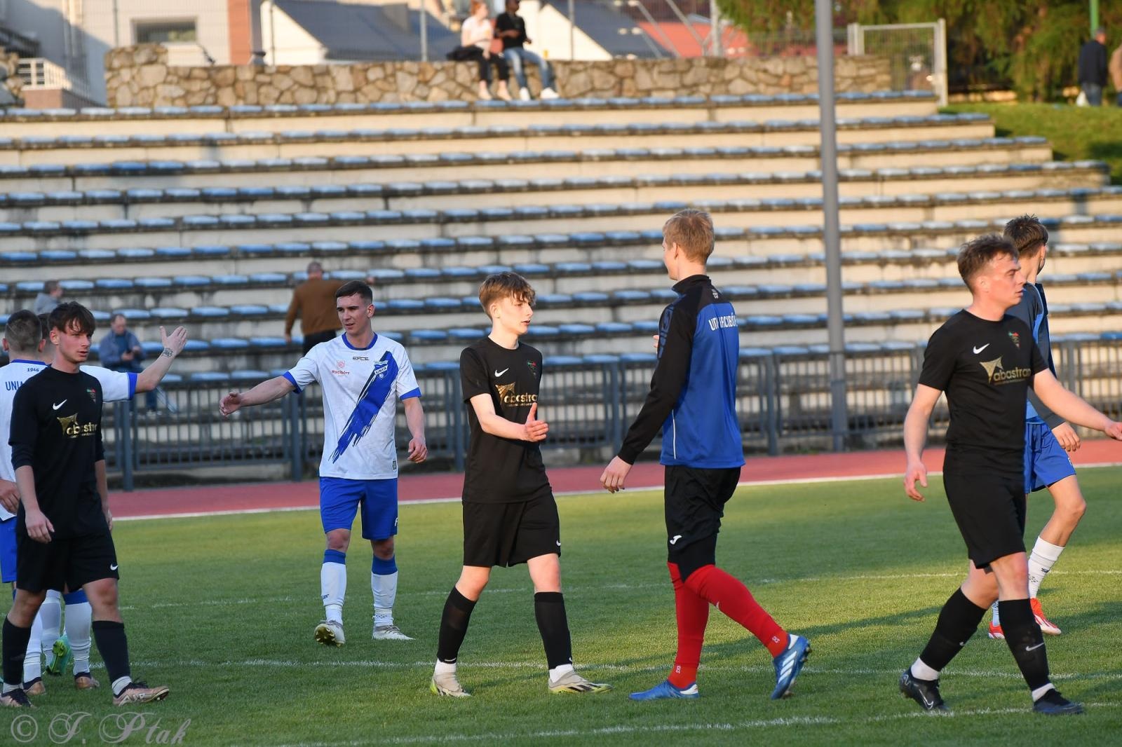 Zdjęcie w galerii na portalu naszwodzislaw.com: Czarni Gorzyce bez punktów w Raciborzu [FOTO] wiadomości z regionu