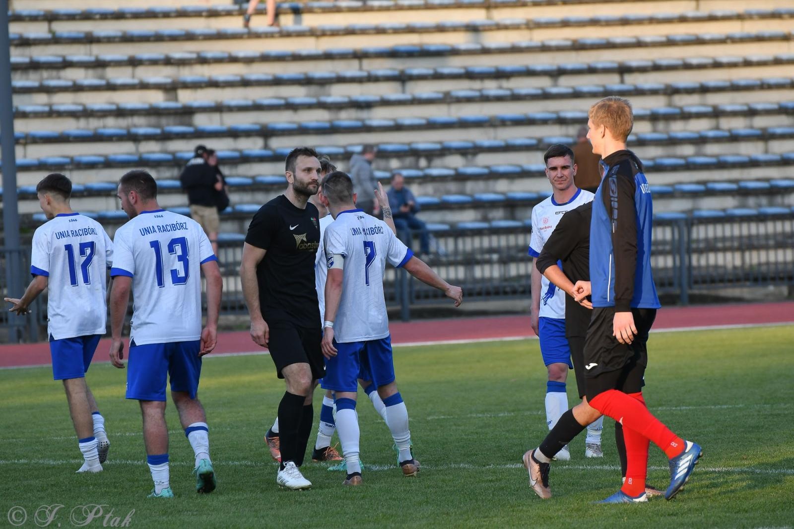 Zdjęcie w galerii na portalu naszwodzislaw.com: Czarni Gorzyce bez punktów w Raciborzu [FOTO] wiadomości z regionu