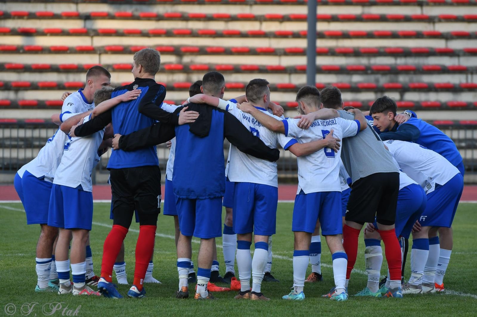 Zdjęcie w galerii na portalu naszwodzislaw.com: Czarni Gorzyce bez punktów w Raciborzu [FOTO] wiadomości z regionu
