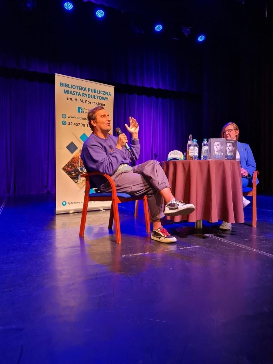 Zdjęcie w galerii na portalu naszwodzislaw.com: Michał Koterski opowiedział w Rydułtowach o swej książce [FOTO] wiadomości z regionu