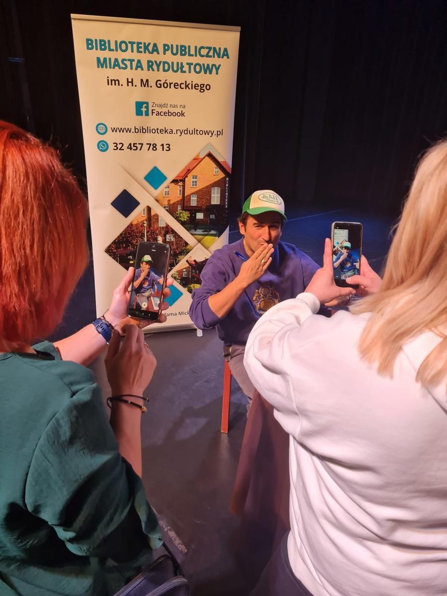 Zdjęcie w galerii na portalu naszwodzislaw.com: Michał Koterski opowiedział w Rydułtowach o swej książce [FOTO] wiadomości z regionu