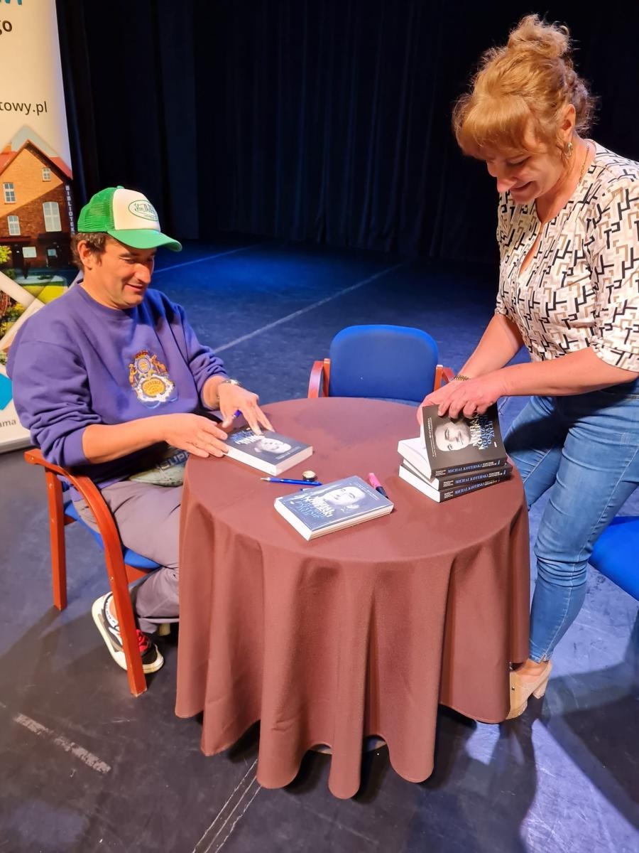 Zdjęcie w galerii na portalu naszwodzislaw.com: Michał Koterski opowiedział w Rydułtowach o swej książce [FOTO] wiadomości z regionu