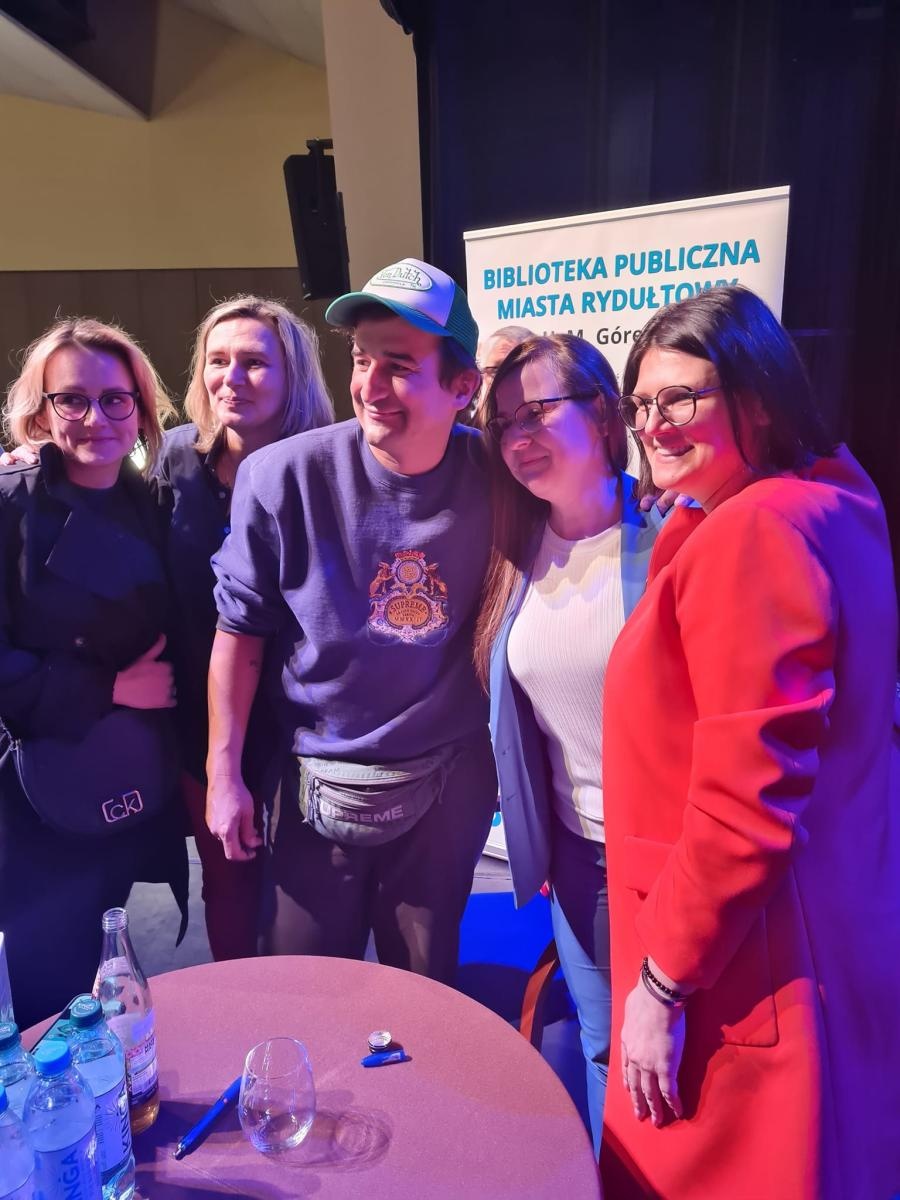 Zdjęcie w galerii na portalu naszwodzislaw.com: Michał Koterski opowiedział w Rydułtowach o swej książce [FOTO] wiadomości z regionu