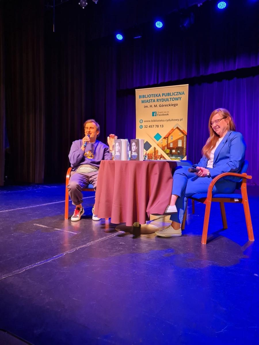 Zdjęcie w galerii na portalu naszwodzislaw.com: Michał Koterski opowiedział w Rydułtowach o swej książce [FOTO] wiadomości z regionu