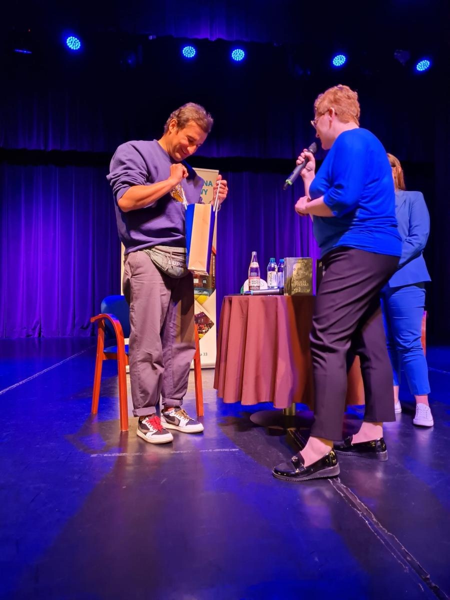 Zdjęcie w galerii na portalu naszwodzislaw.com: Michał Koterski opowiedział w Rydułtowach o swej książce [FOTO] wiadomości z regionu